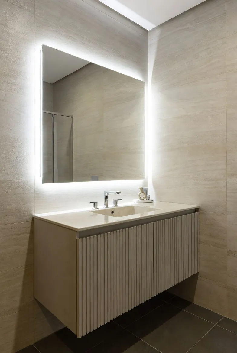 Mueble de baño suspendido con espejo iluminado