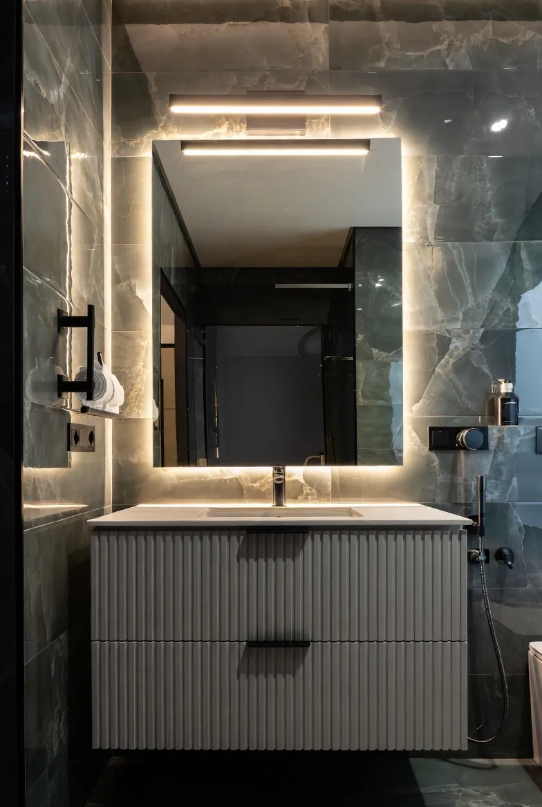 Baño elegante con mueble suspendido y piedra