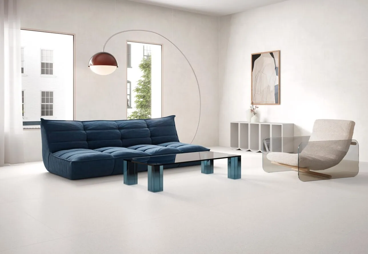 Salón luminoso con pavimento neutro
